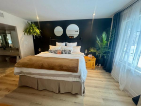 Luxurious Ski-In Ski-Out Jacuzzi Condo with King Bed, Pool, Gym and Sauna